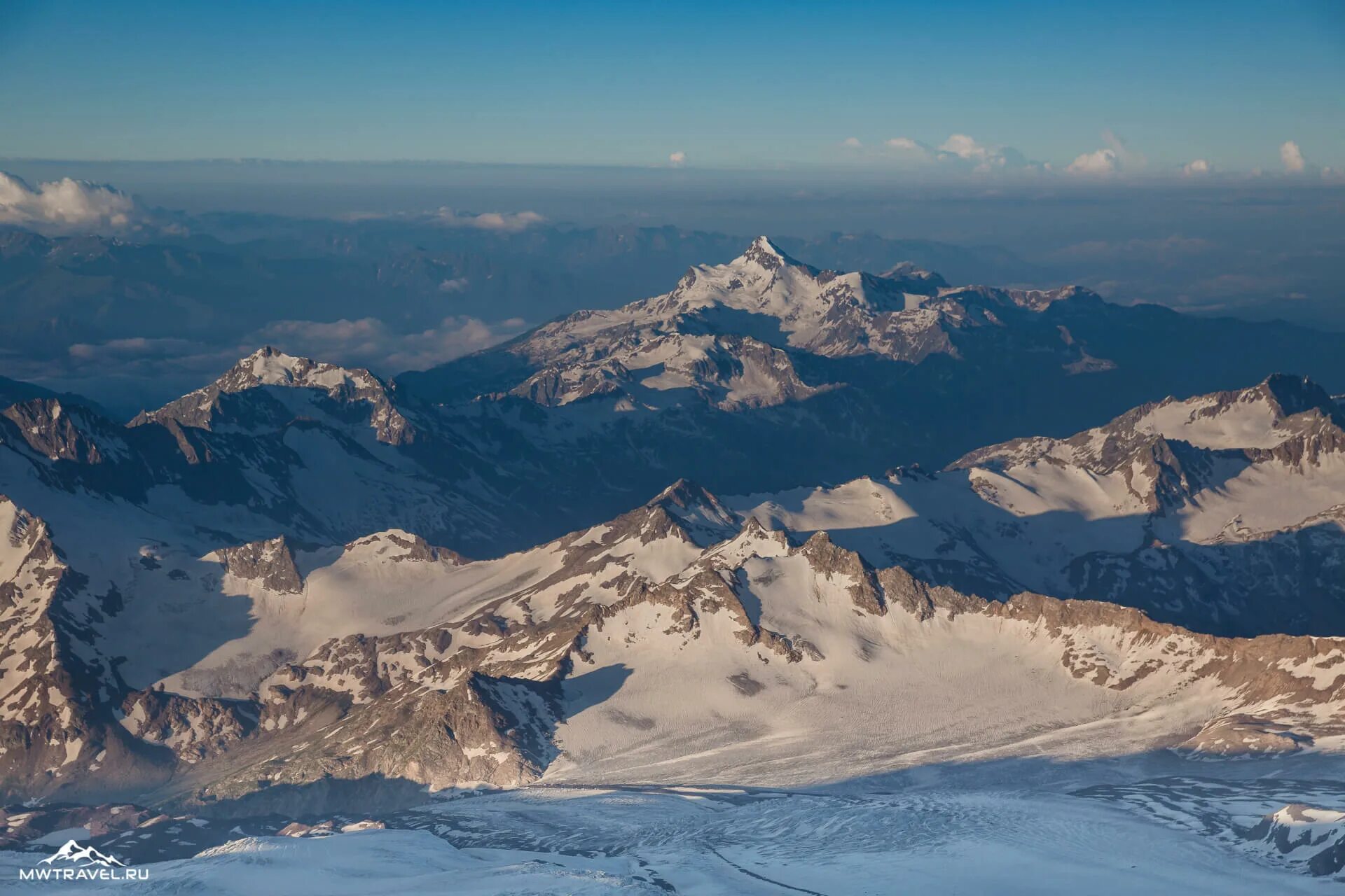 Горы Эльбрус кавказский хребет. Эльбрус вершина в Кавказском хребте. Большой кавказский хребет Эльбрус. Вид на Эльбрус и кавказский хребет.