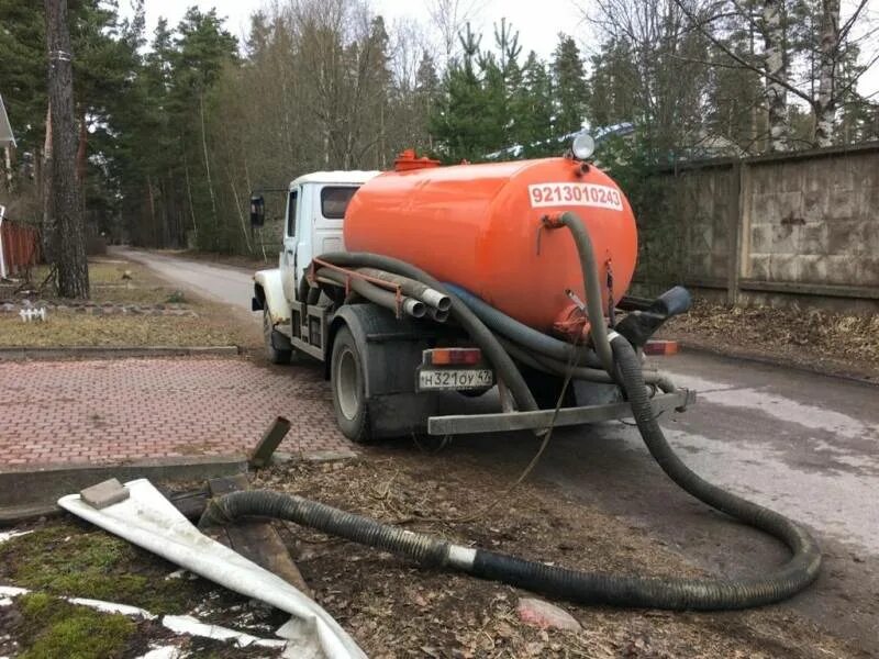 Выкачка выгребных ям через 110 трубу. Выкачка канализации ассенизаторской машины. Устройства для очистки дренажного колодца ассенизаторской машины. Труба для откачки канализации. Как часто откачивать септик