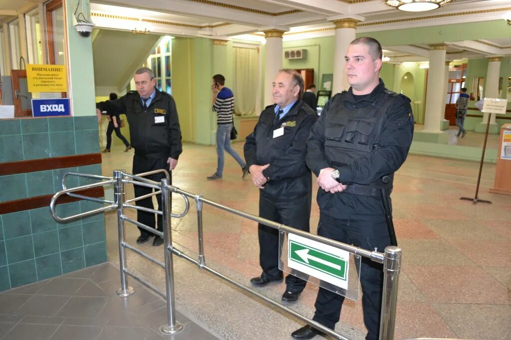 охрана учебных заведений. пост охраны в школе. охрана образовательных учреждений. охранник в школе. охранник чоп в школе.