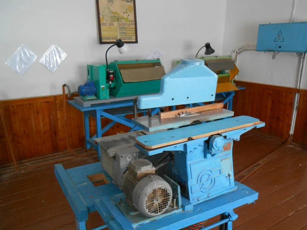 Станок ксб-2 пильно-фуговальный. Учебное оборудование для школьных мастерских. Токарный станок для школьных мастерских. Столярный станок в школе. Токарный станок 1278 школьный.