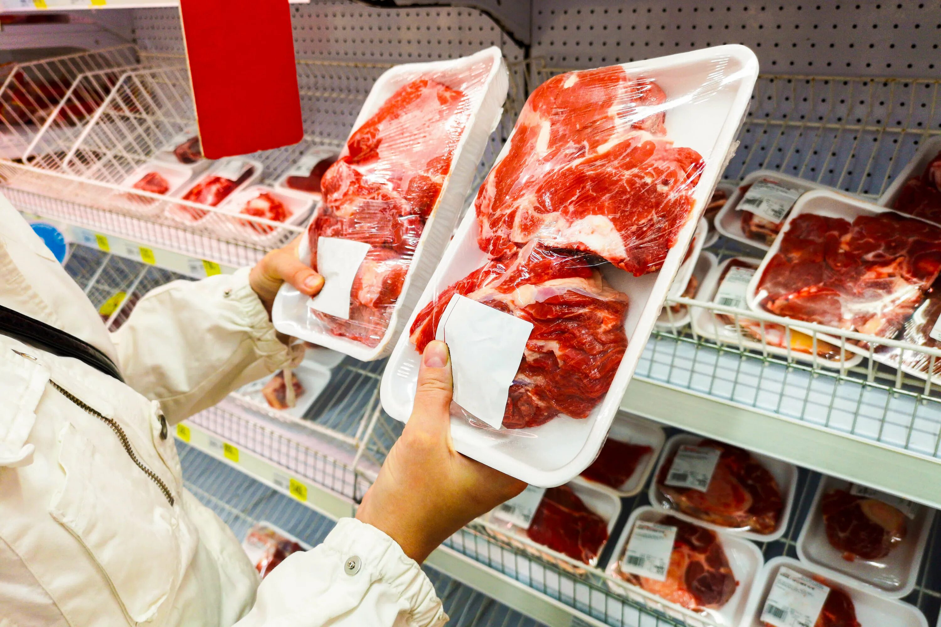Мясо в супермаркете. Магазин человеческого мяса. Лоток мяса в супермаркетах.