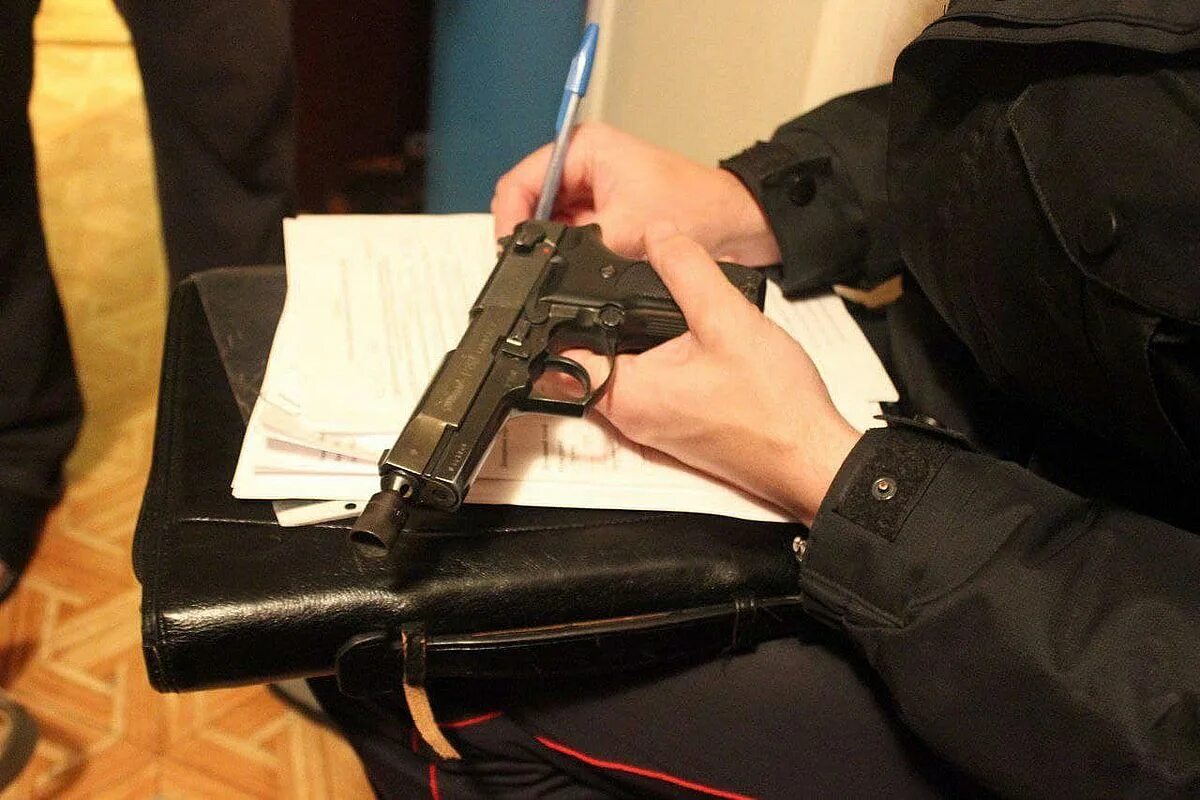 Сдача оружия на утилизацию. Конфискация оружия. незаконный оборот оружия. изъятие огнестрельного оружия. незаконное хранение огнестрельного оружия.