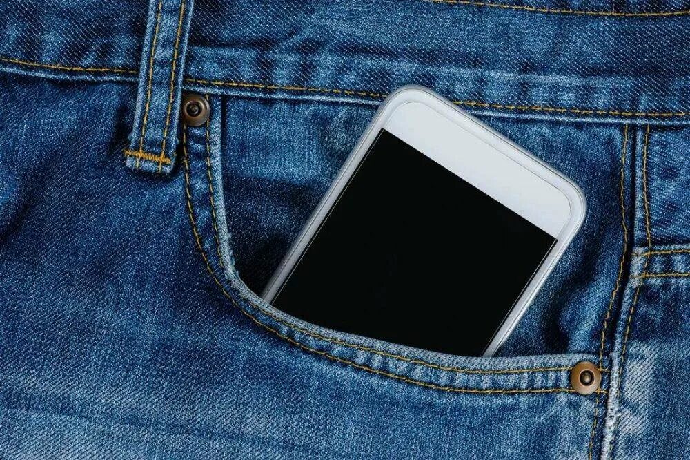 Включи в кармане смартфон. Смартфон в кармане. мобильник в кармане джинсов. брюки с карманом для смартфона. смартфон торчит из кармана.