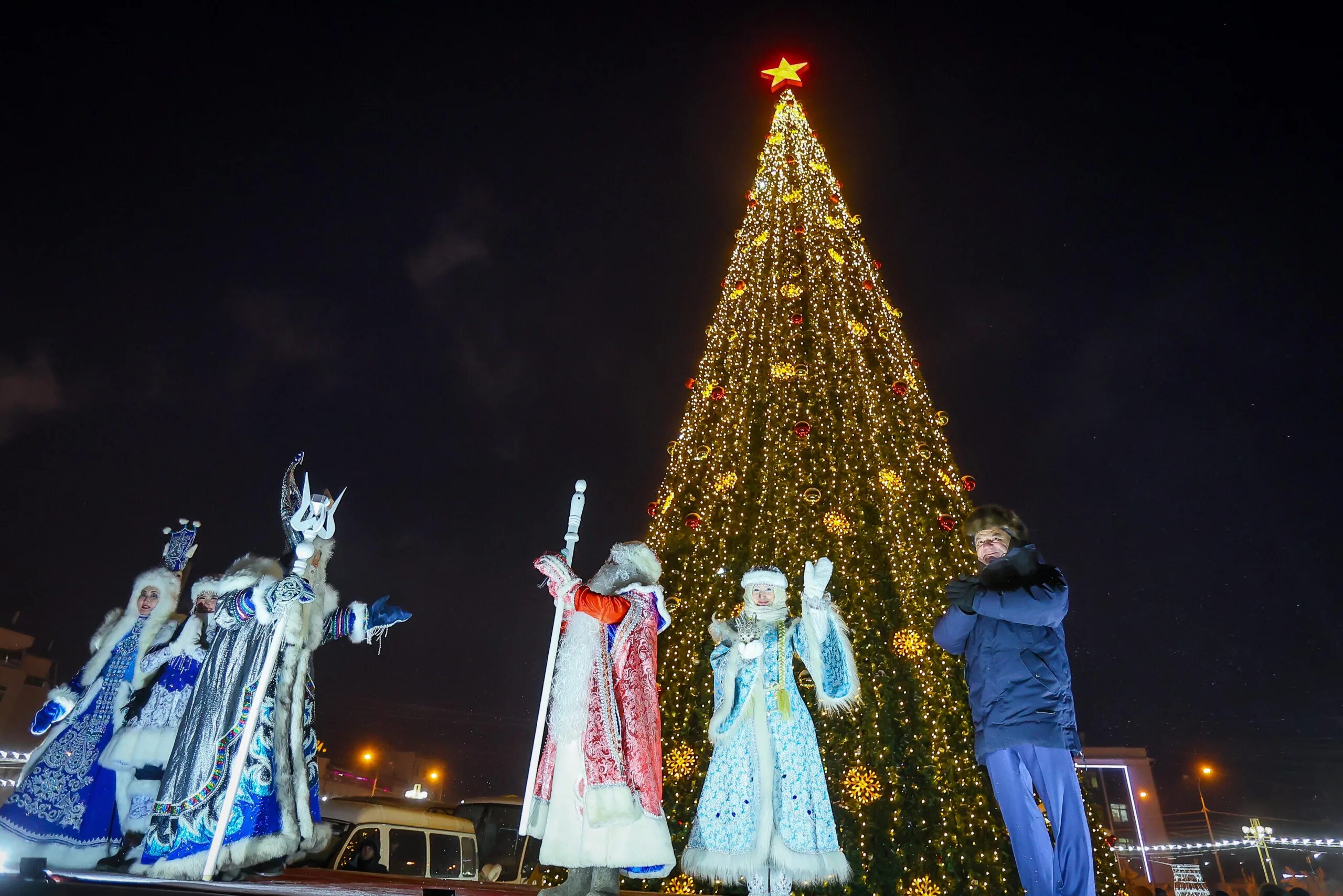 Новый год в россии 2017. 1 Декабря 2022 Якутск елка. Московская Новогодняя елка. Новогодние традиции. Открытие елки.