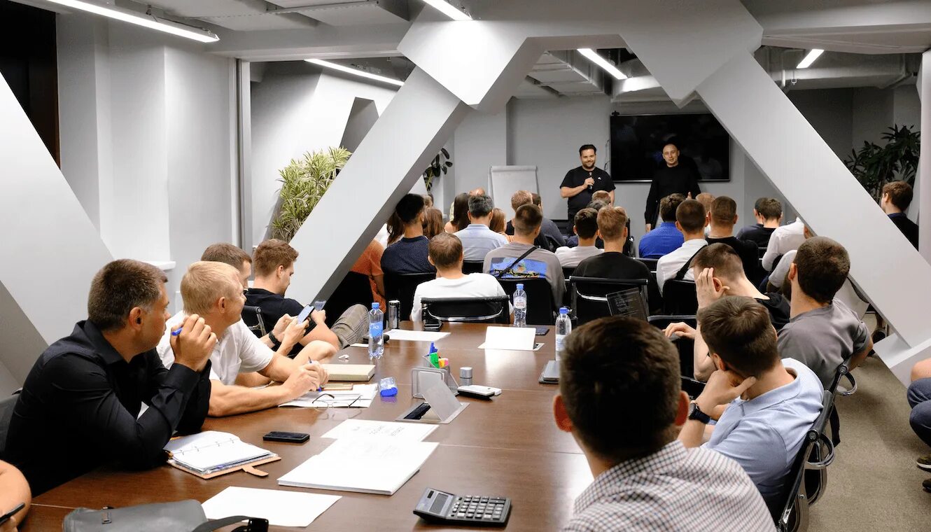 Ментор спб. Закрытый бизнес клуб. Клубный бар. Деловой клуб. Бар в клубе.