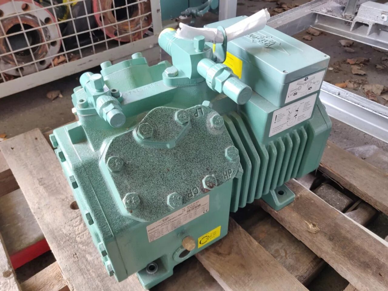 Bitzer 32. Компрессор битцер 4ec-6.2y-40s. bitzer 4ec-6.2-40s компрессор. холодильный компрессор bitzer. компрессор битцер 4т-8.2-40 р.