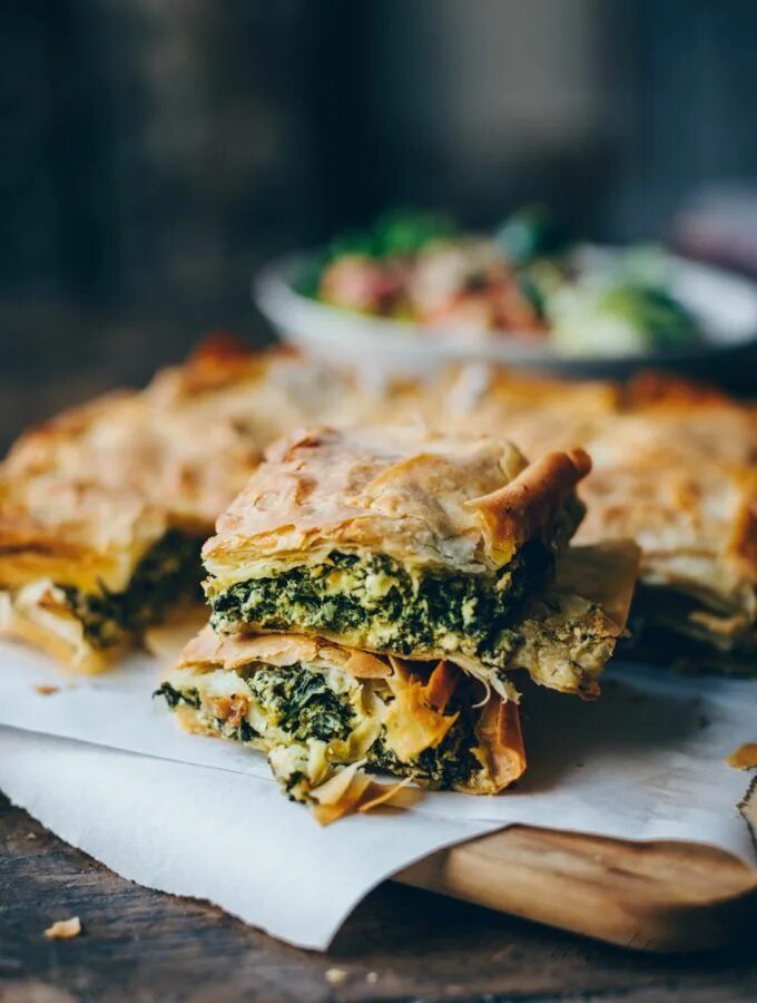 Тесто фило шпинат. Греческий пирог со шпинатом и сыром фета. Тесто фило шпинат. Спанакопита ресторан. Тесто фило шпинат.