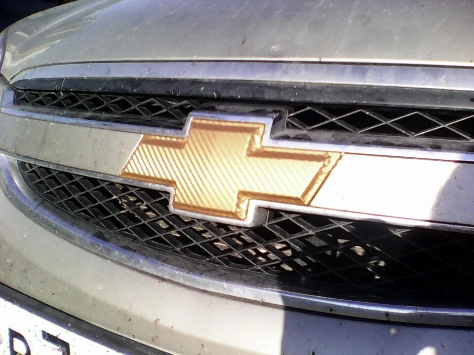 Chevrolet epica шильд. Значок шевроле на руле. Задний шильдик шевроле каптива с140. Шевроле черный шильдик. Значок шевроле эпика.