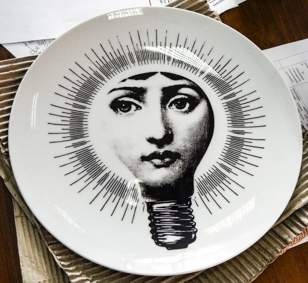 Пьеро Форназетти лица на тарелке. Тарелка термоперенос. Печать на тарелках. Тарелка с лицом. Портрет тарелка