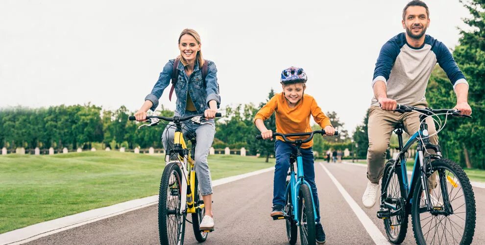 Велосемья. Семья на велосипедах. Семейный велосипед. Семья катается на велосипедах. Катание на велосипеде семьей.