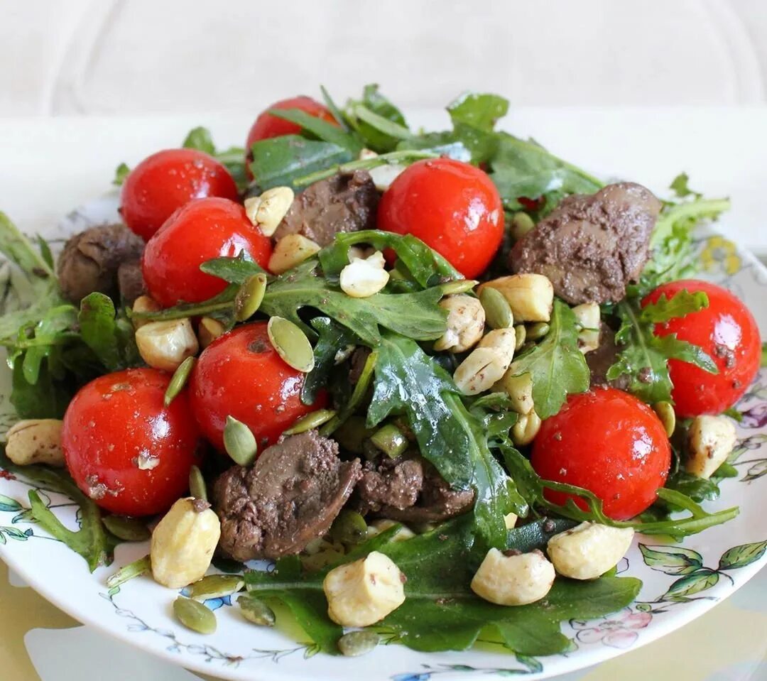 Рецепты вкусных салатов с говяжьей печенью. Салат с куриной печенью и руколлой. салат с куриной печенью и рукколой. салат из куриной печени с рукколой и помидорами. салат с печенью куриной и руколой.