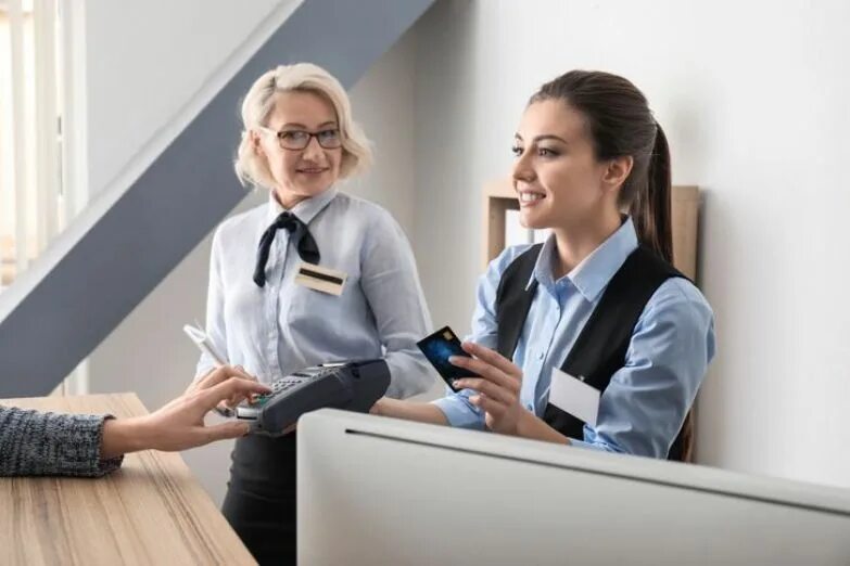 Отели all inclusive турция. Включи работаем в отеле. Горничная в гостинице. Гостиничная индустрия. Мужчина в отеле.