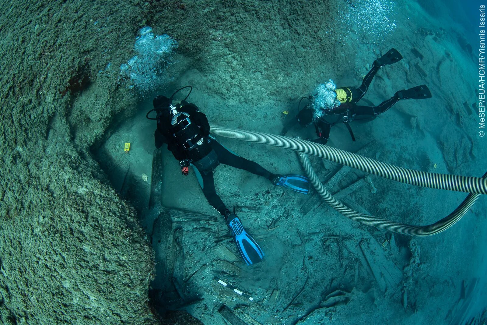 Подъемный кран поднял со дна озера. Подводные археологи. Подводный археолог. Боас подводная археология. Девушка подводная археология.