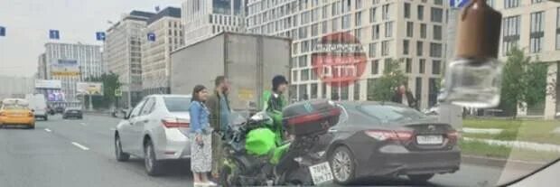 Мотоцикл догнал автомобиль. Мотоциклист на Алтуфьевском шоссе. Новая Башиловка 8 Москва.