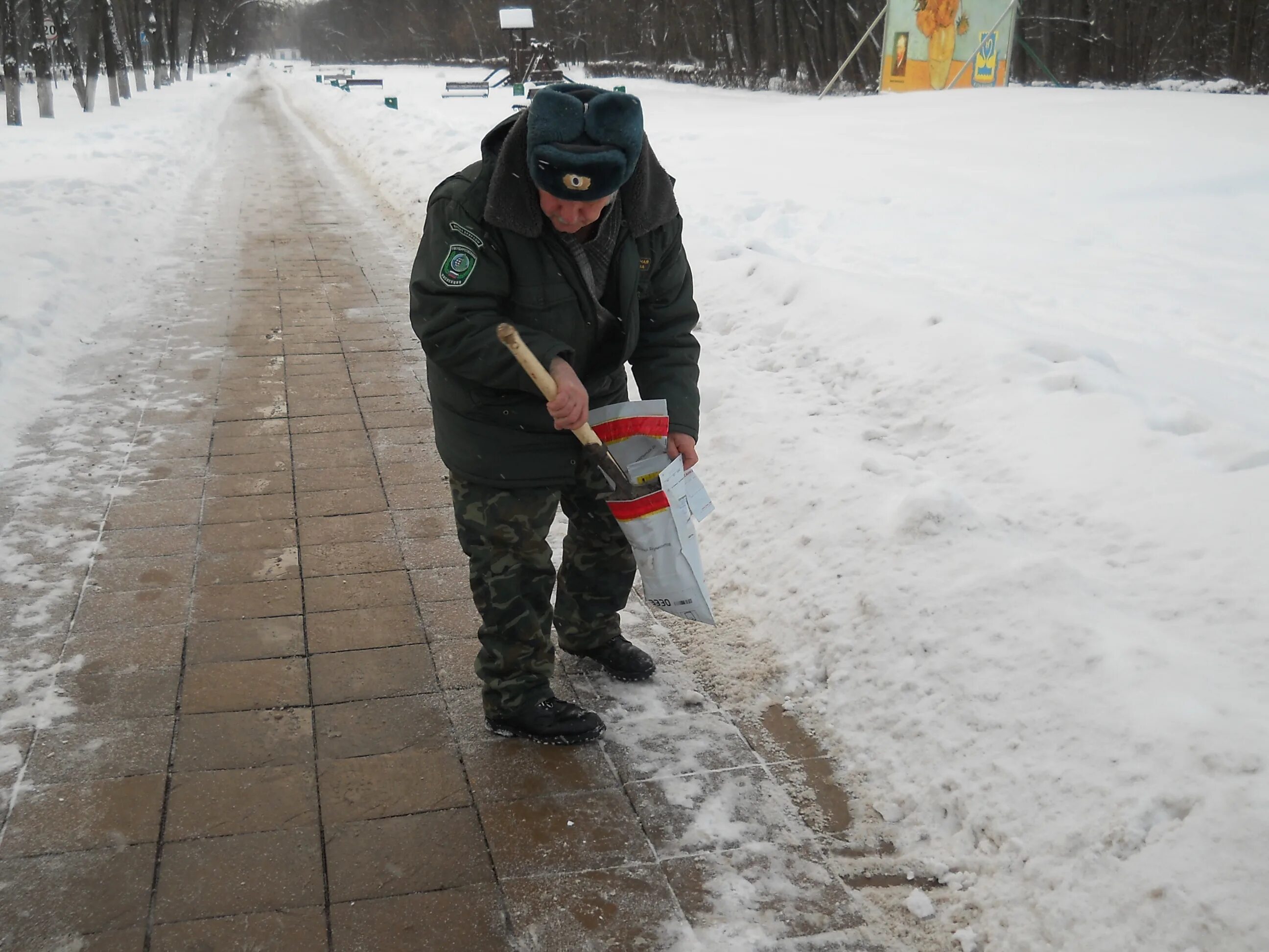 под реагентом. хлористый калий реагент. отбеливатель асфальта. посыпка реагентами тротуаров. отбеливатель асфальта.