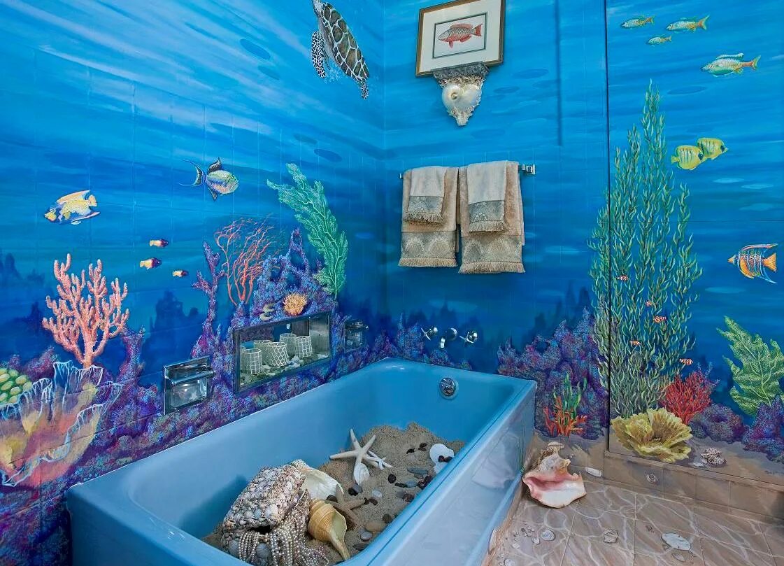 Чем можно обклеить ванную. Ванная в морском стиле. Роспись стен морская тематика. Роспись стен в ванной комнате. Декорация ванной комнаты.