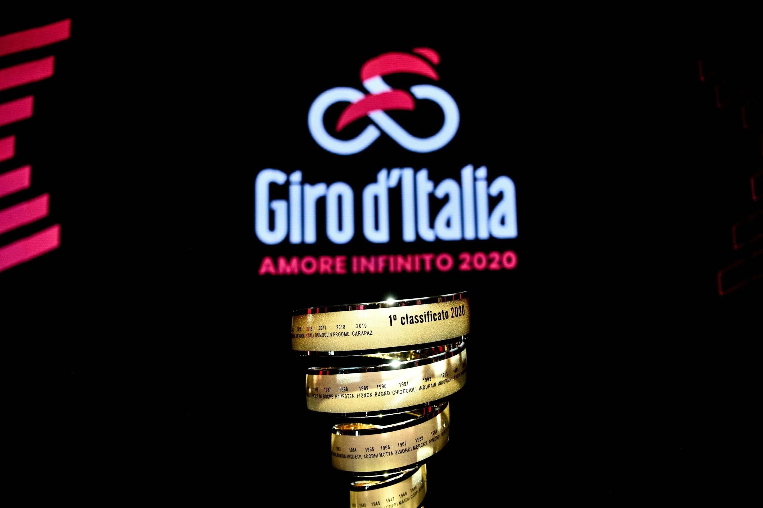 Форма италия 2023. Giro de italy logo. Футболка сборная италии. Giro логотип. Джиро д'италия 2024.