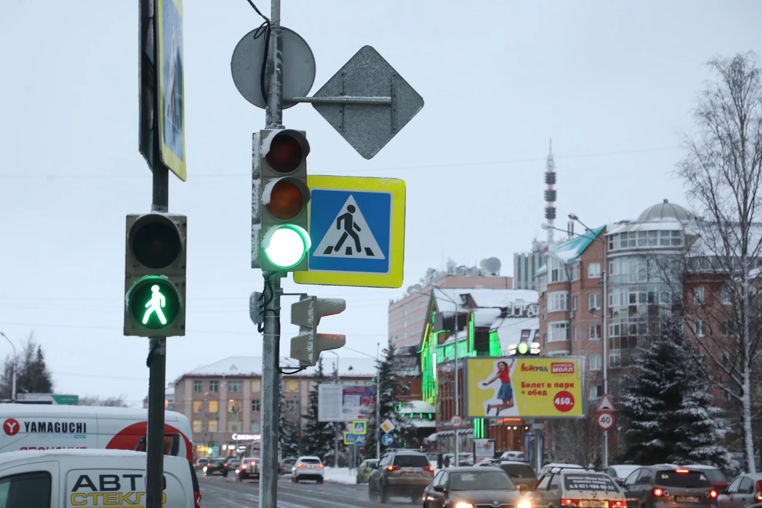 пешеходный переход свето. перекресток со светофором. светофор на дороге. светофор на улице. светофор на дороге.