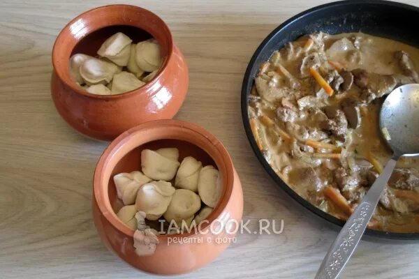 Пельмени по амурски в горшочках с печенью. Рецепт пельмени в горшочках с печенью. Пельмени амур. Рецепт пельмени в горшочках с печенью. Пельмени амуры в горшочках.