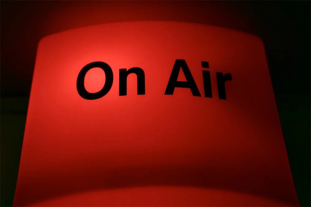 Go on the air. On air табличка. вывеска on air. on air. картинка on air.