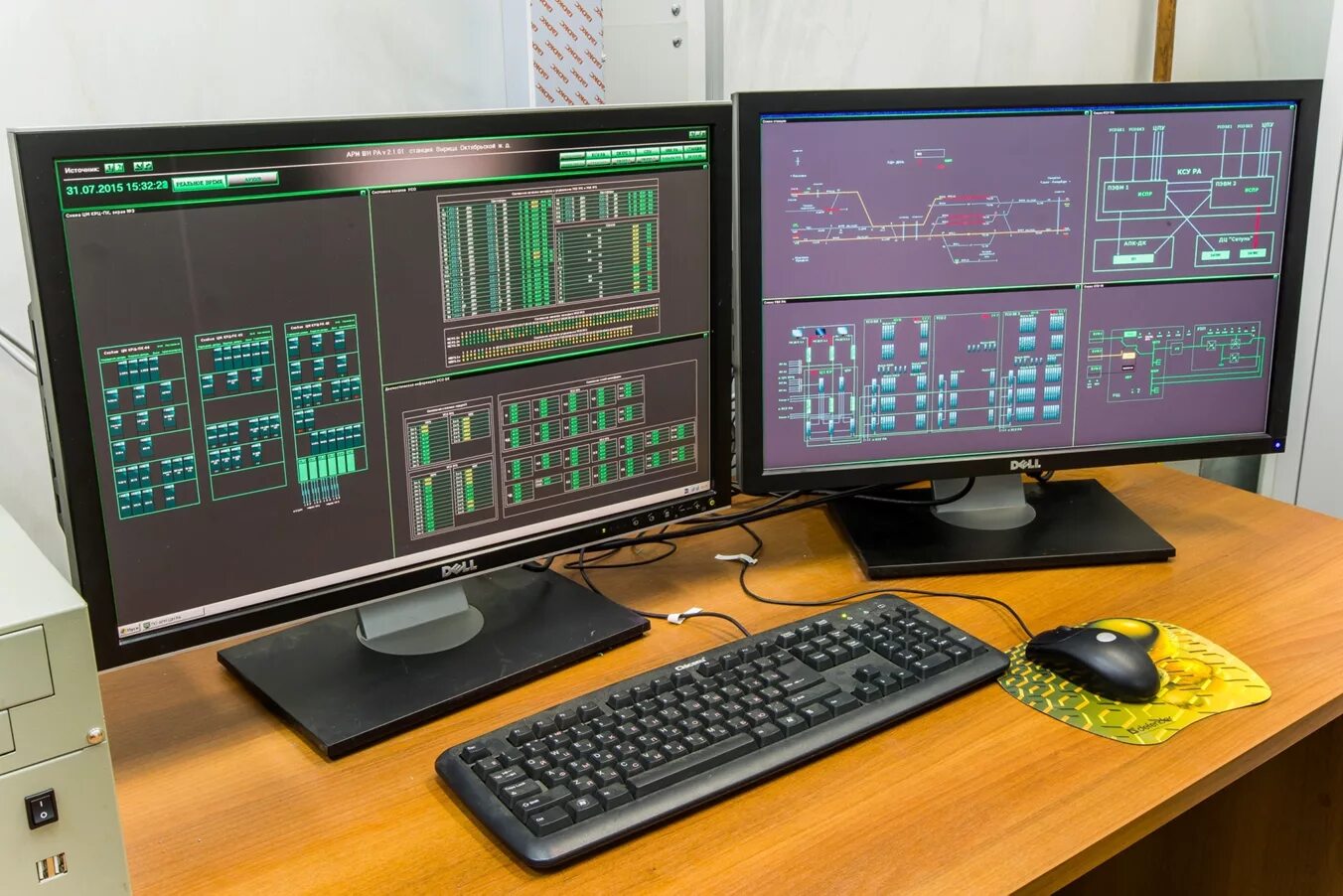 Система управления мониторами. Монитор для мониторинга scada. Компьютер в офисе. Автоматизированное рабочее место (арм, рабочая станция). Комната охраны.