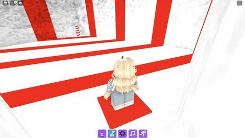 Катя играет в роблокс