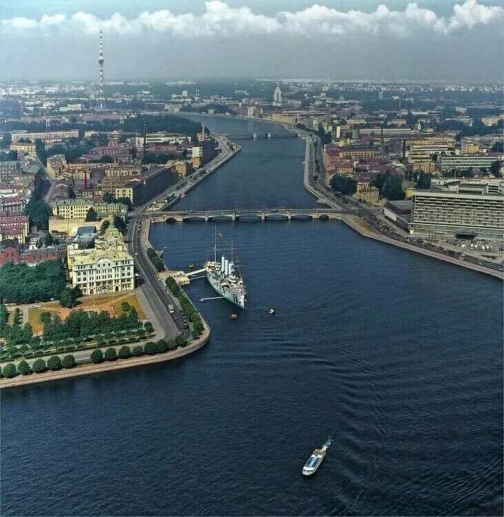 Санкт петербург является 2 городом. Петербург Нева. Река Нева. Питер река Нева. Кнева, Санкт-Петербург.