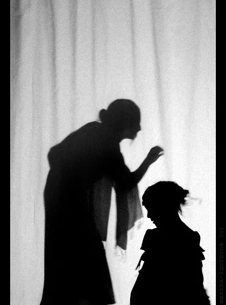 спичка не отбрасывает тень. брэм стокер "дракула". вампиры воспринимают людей как еду. вампиры отбрасывают тень. тень огня.