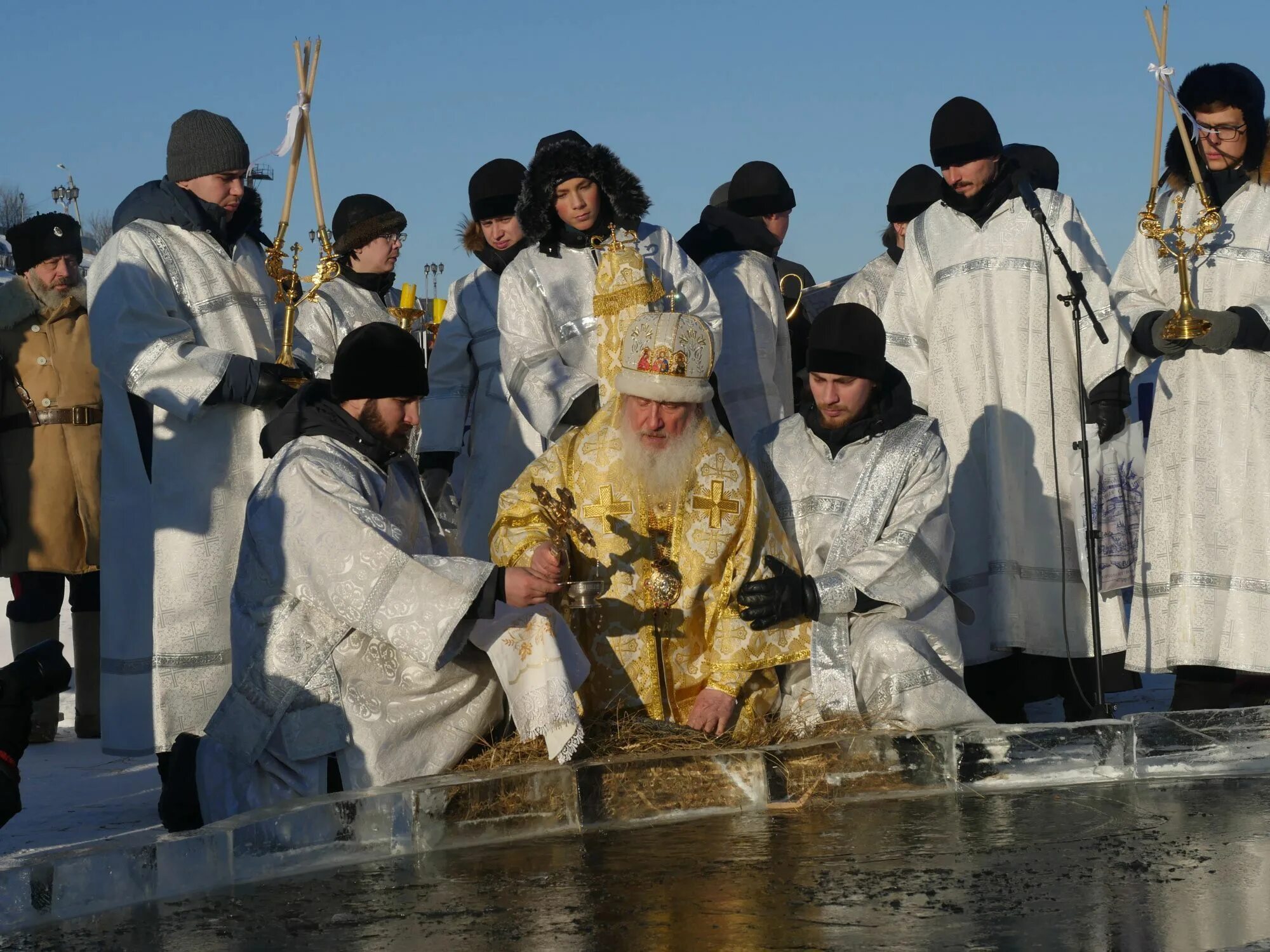 Крещение в воде. О крещенской воде. Когда нужно набирать святую воду на крещение. Крещение набирают воду. Крещение господне 2023.
