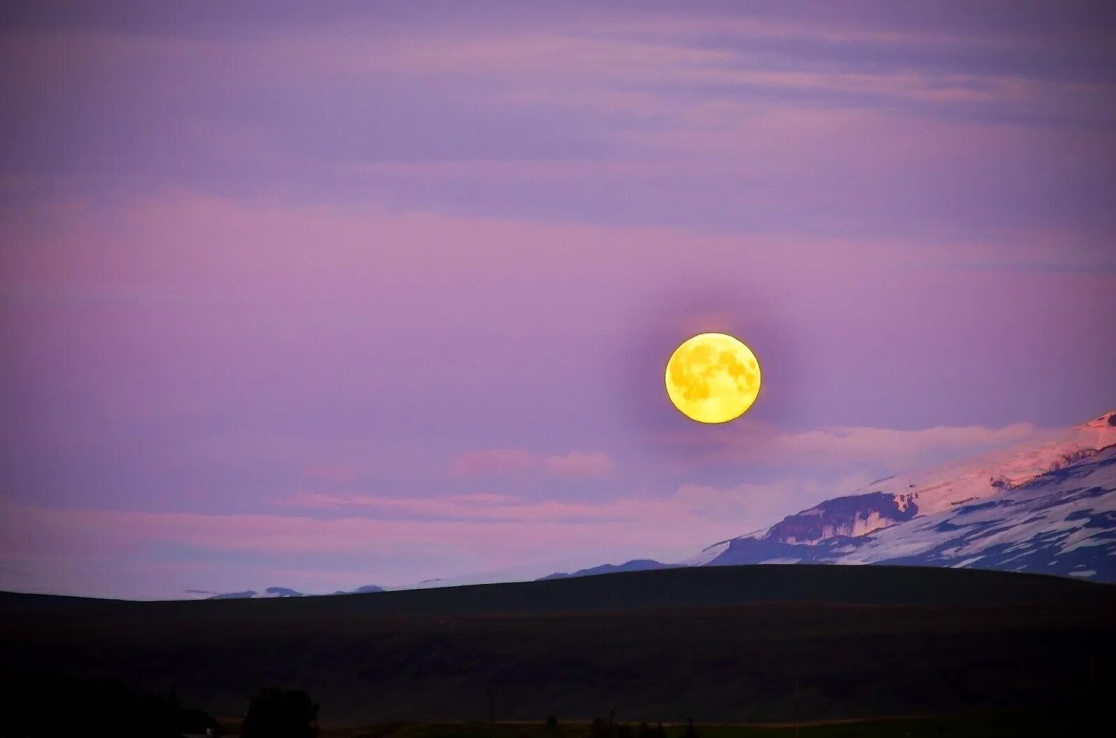Кольцеобразное солнечное затмение. Солнце сразу начавшее. Солнце не настоящая. Восход солнца 7 мая 2021 фото. Заметное солнце.