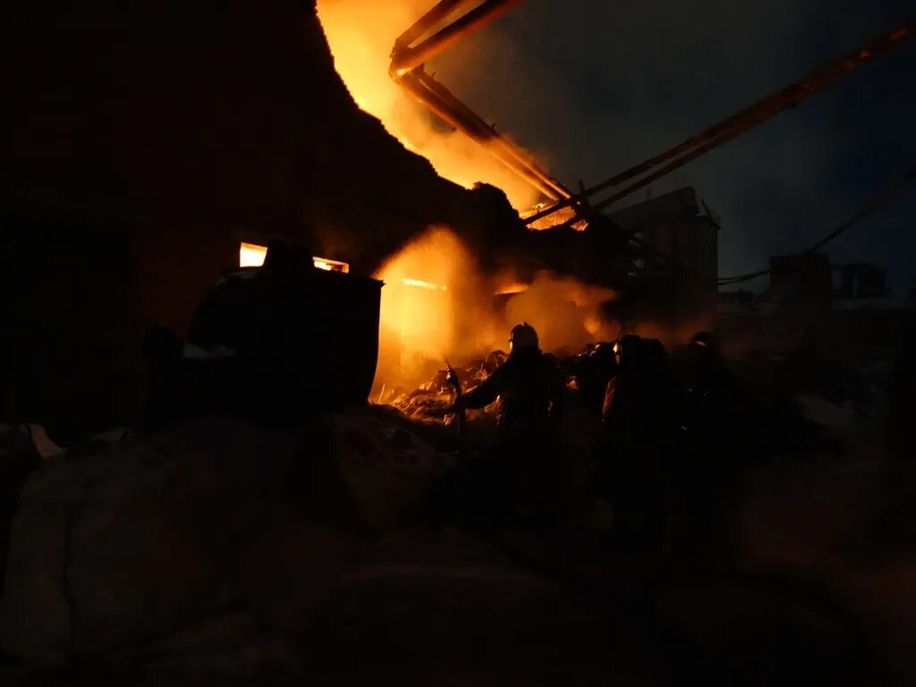 Пожар на рязанском нпз. Пожар на рязанском нпз. Пожар на крз. Рязань рубероидный завод. Пожар на крз.