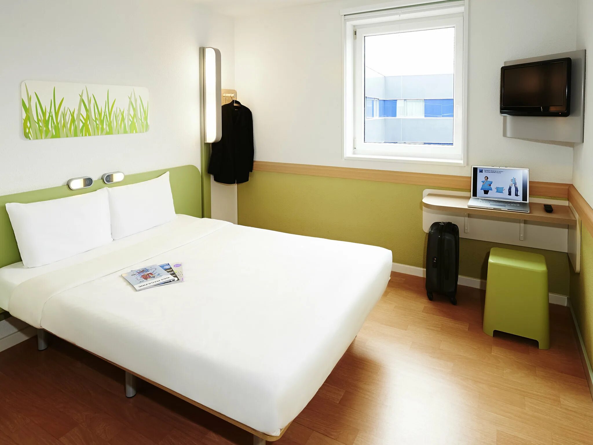 Ибис бюджет. Отель ibis budget. ибис зеленый отель. отель ibis budget стандарт. ibis budget porte d&#039;orleans.