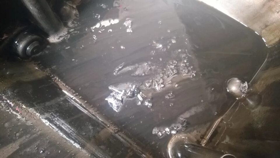 Стружка в поддоне двигателя. Латунная стружка в поддоне двигателя мтз 82. бронзовая стружка в поддоне змз 409. поддон уаз 402. в поддоне стружка нива chevrolet.
