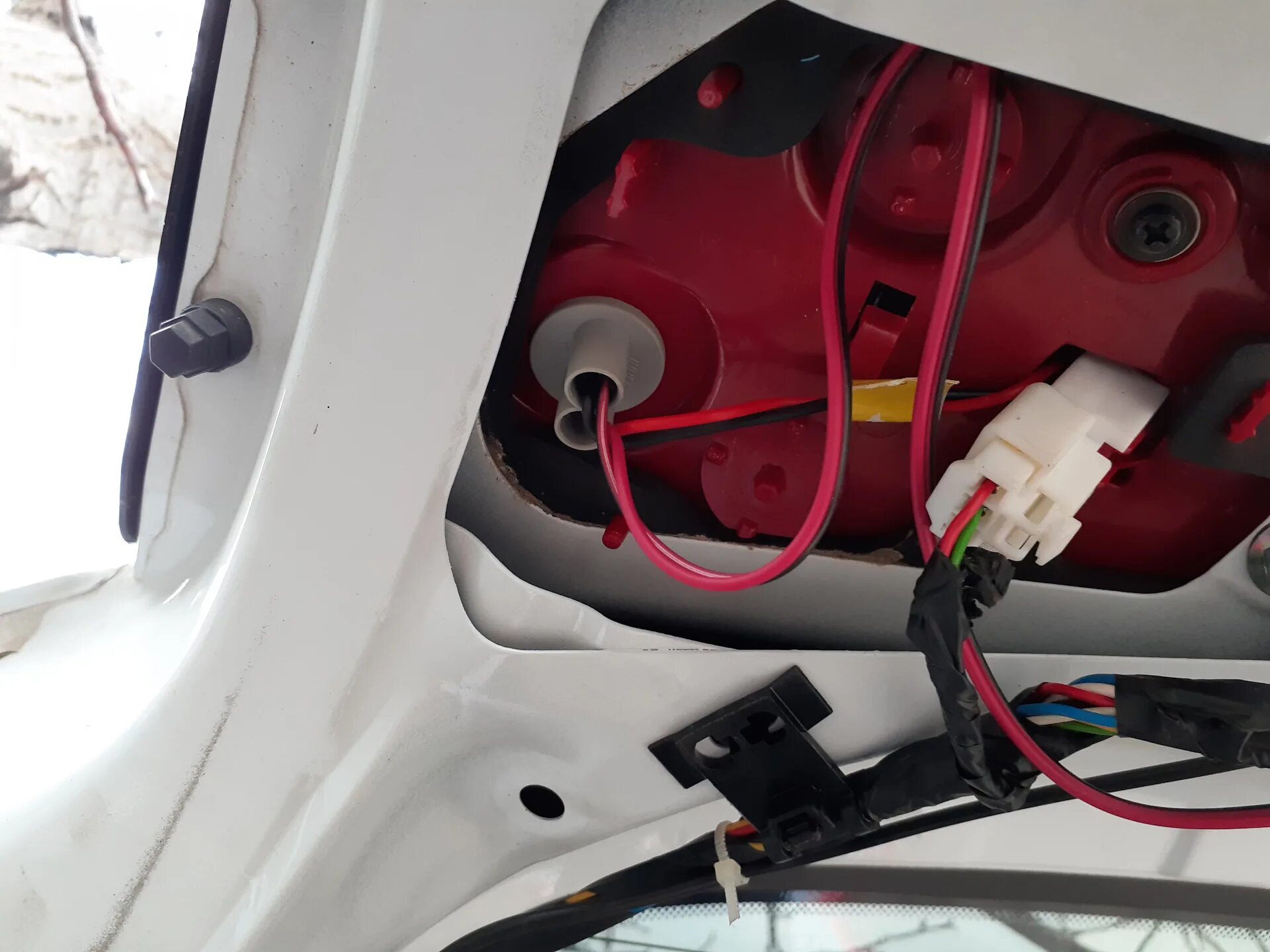 Монтаж и подключение камеры заднего хода к ГУ Infidini - KIA Sportage (3G), 2 л,