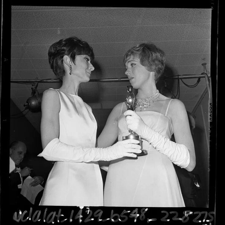 1920 1990. Джули Эндрюс и Одри Хепберн. Оскар 1965. Julie Andrews Oscar.