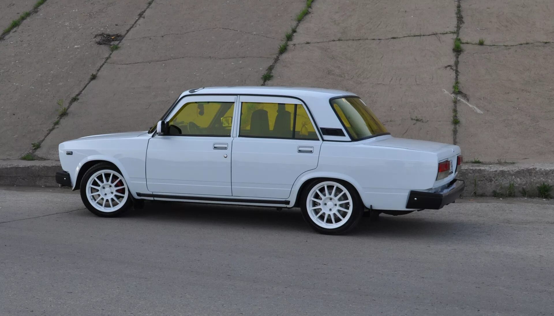 Жигули ваз 2107 белая. Ваз 2114 белая с черной крышей. Белые вазы тюнинг. Ваз 2107 белая. Белые вазы тюнинг.