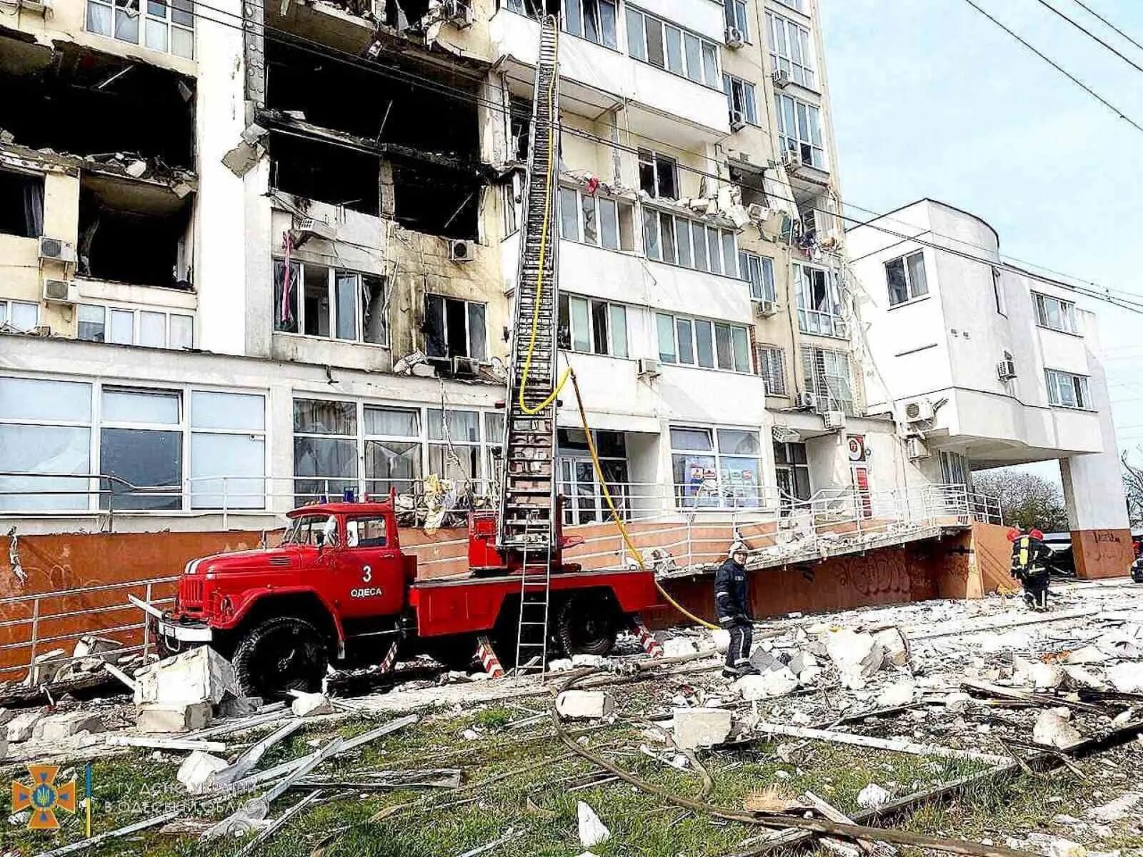 Сколько погибших в одессе. 23 Апреля попадание в дом в Одессе. Обстрел Одессы 2022. Попадание ракеты в дом в Одессе. Попадание ракеты в жилой дом.
