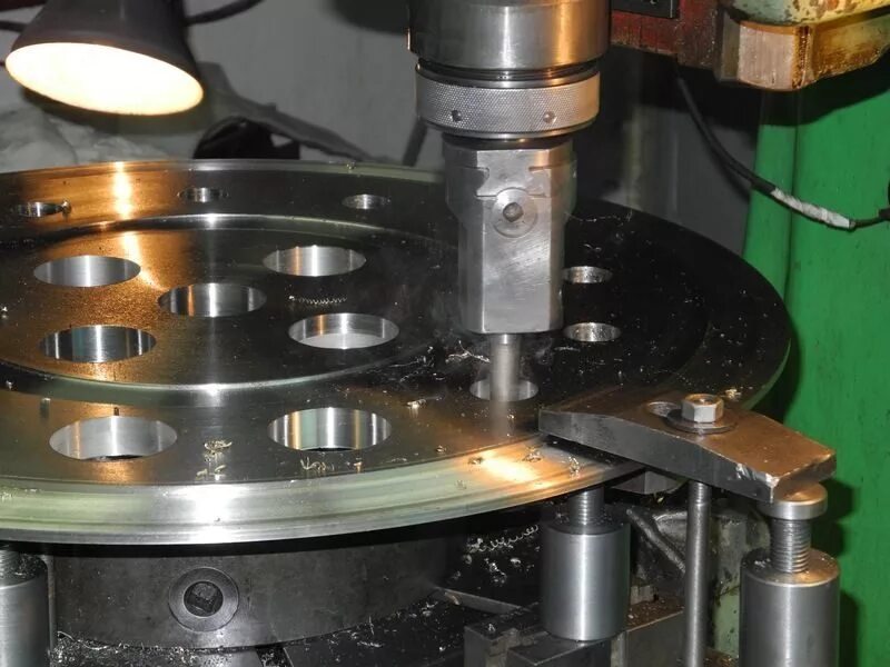 двухшпиндельный токарный станок. фрезерные детали. расточка отверстий в металле. расточка отверстий в металле. растачивание отверстий на расточных станках.