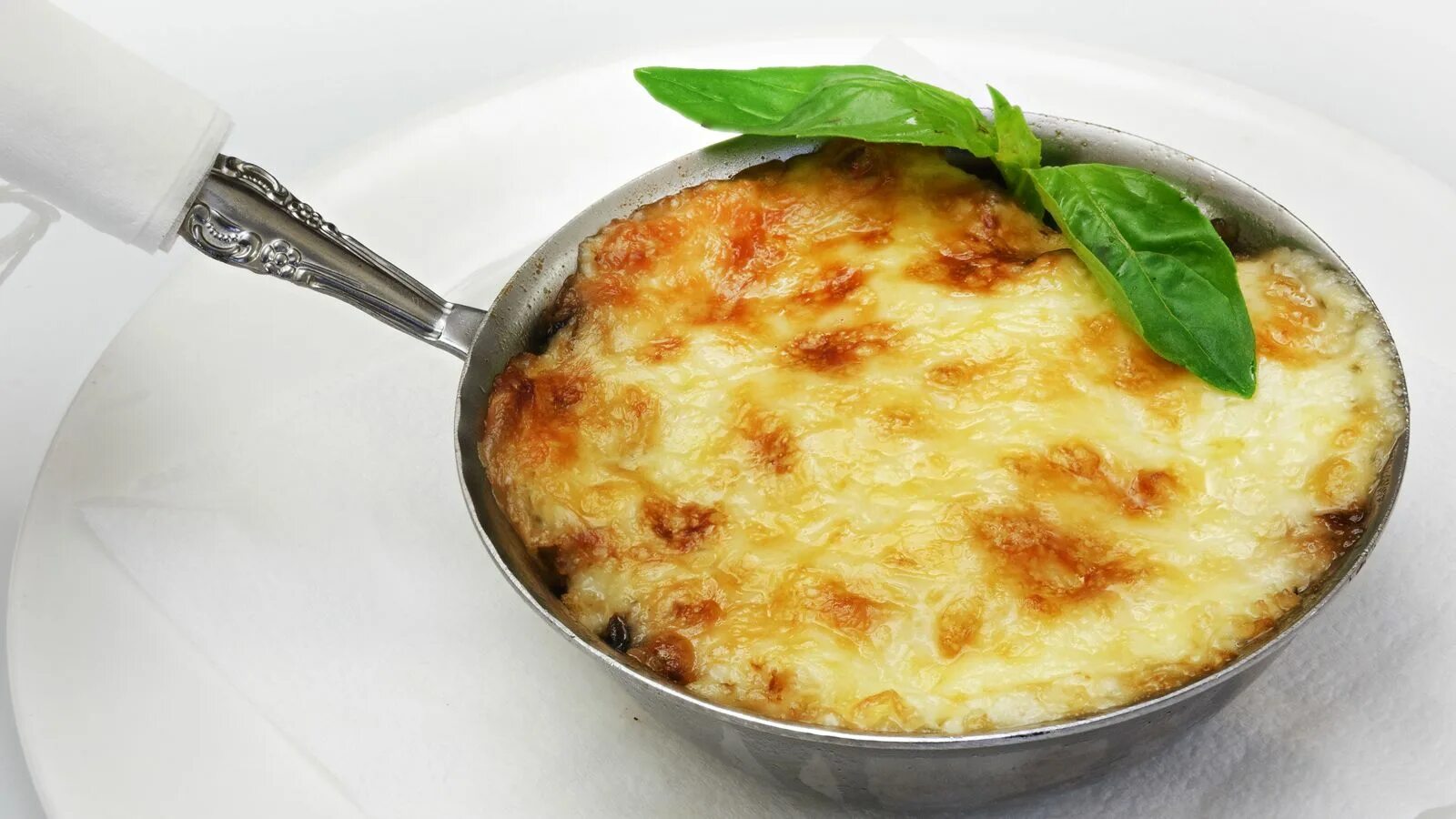 Рецепт жульена в кокотницах. Жульен с курицей и грибами. жюльен из курицы с грибами. классический грибной жульен. жульен с курицей и грибами в кокотницах.