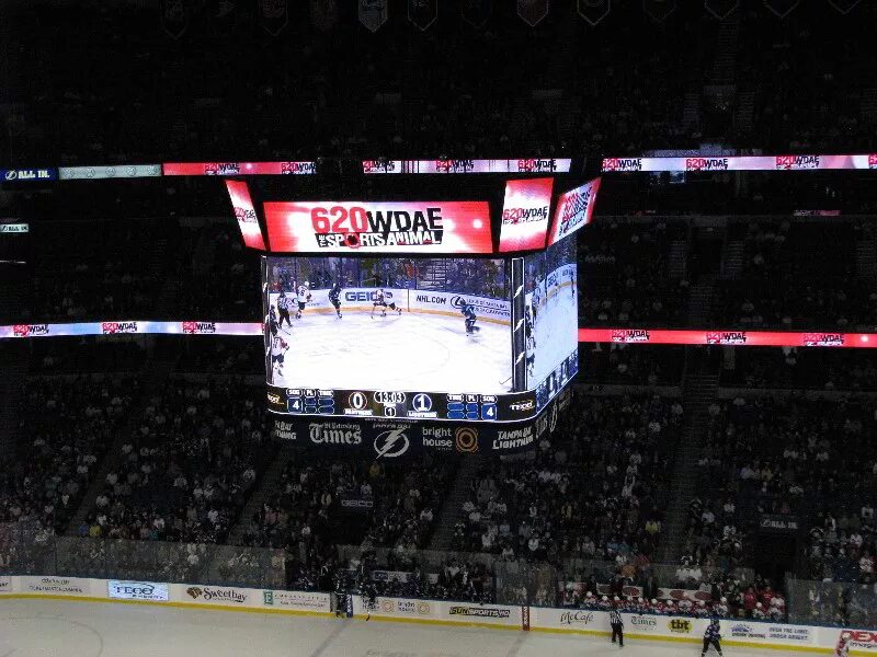 Timed forum. Экран на хоккейной арене. Хоккей экран Арена. Светодиодный экран на хоккейном стадионе. Хоккейная площадка с экраном.
