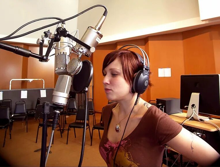 Тематические подкасты. Микрофон в студии. Запись двумя микрофонами. Звуковой микрофон. Студия звукозаписи вокал.