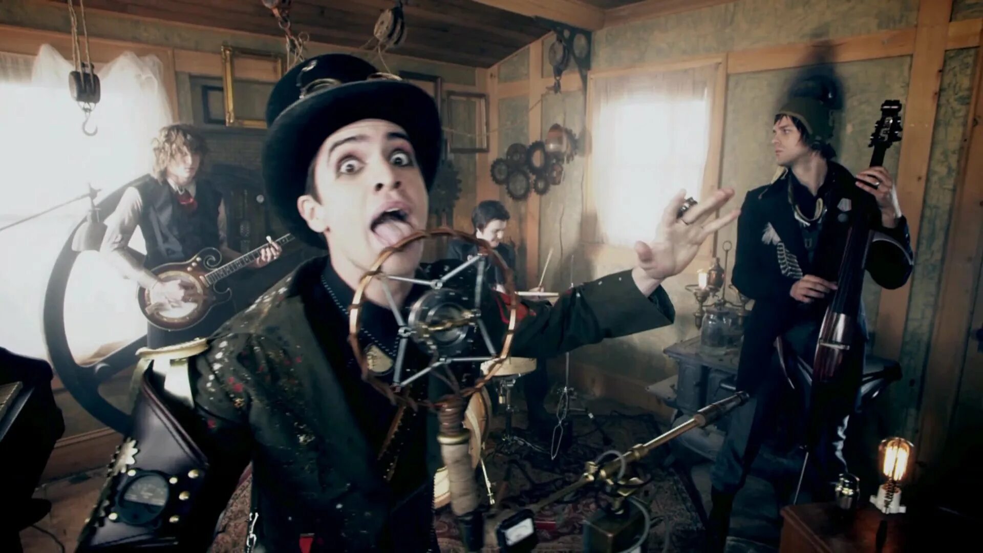 Panic at the disco клипы. Panic at the disco клипы. Panic at the disco live. Паник эт зе диско солист. The greatest show panic at the disco.