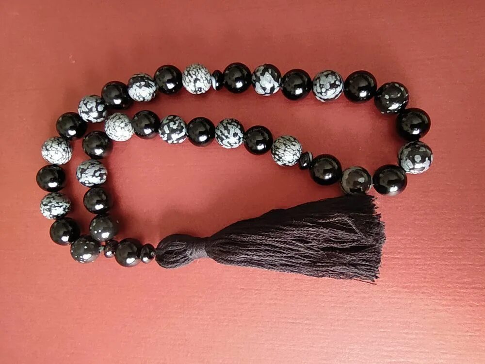 Минералы черного обсидиана. Обсидиан b12. Обсидиан совместимость. Вулканический камень обсидиан браслет. Обсидиан совместимость.