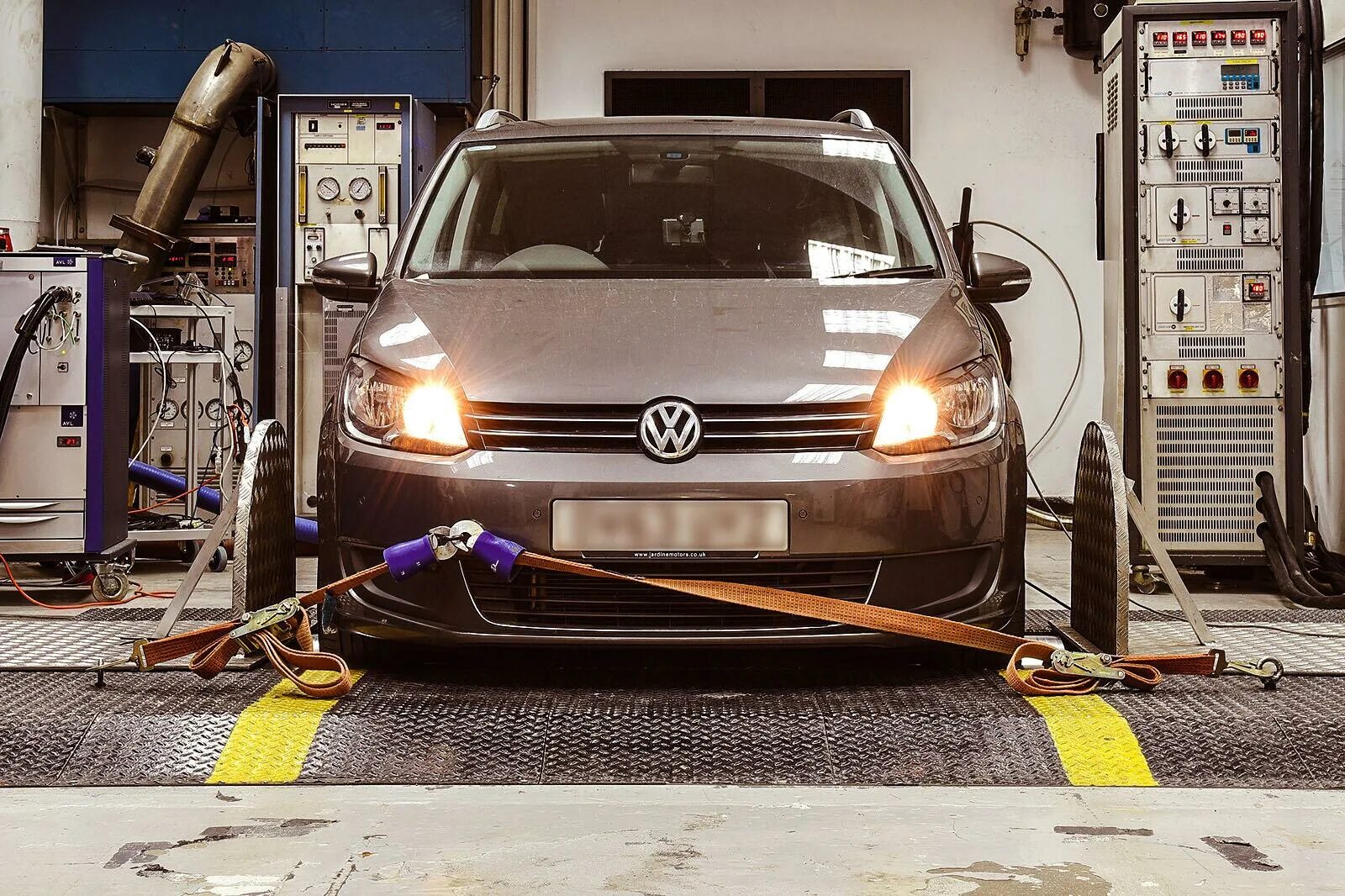 Volkswagen service. Автосервис VW. Техобслуживание Volkswagen. Volkswagen сервисный центр. Сервисное обслуживание автомобилей.