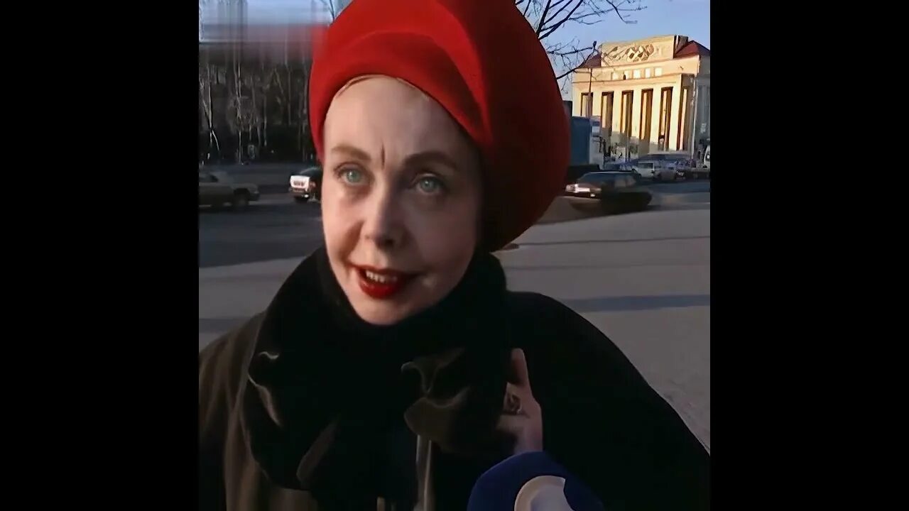 Женщина в красном кандибобере