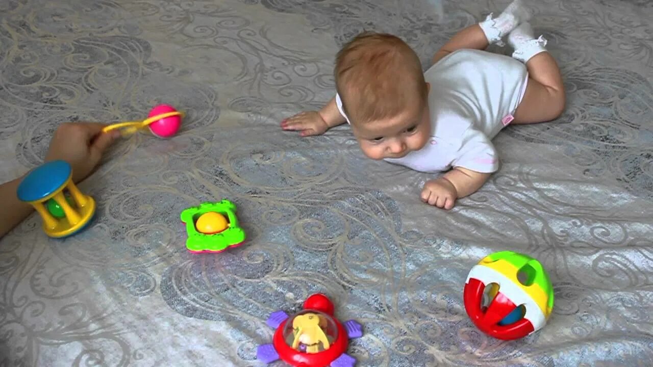 Развивающие игры для 6 месяцев. Игрушки для развития детей. Развивающие игрушки 5 месяцев. Развивашки для малышей от 3 месяцев. Грушка ребенку 3 месяца.