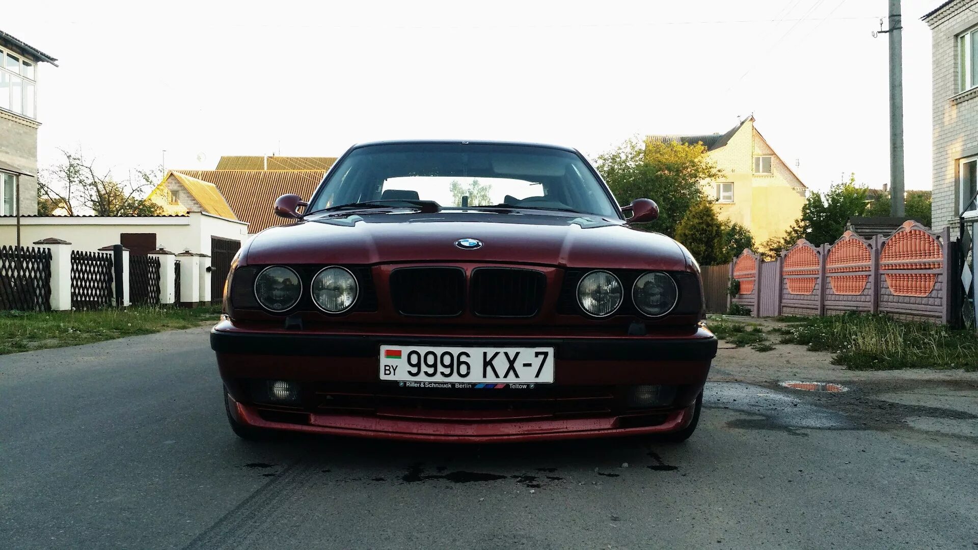 Е34 узкая. BMW e34. БМВ м5 е34 бордовая. БМВ е34 бордо. M5 e34 1995.