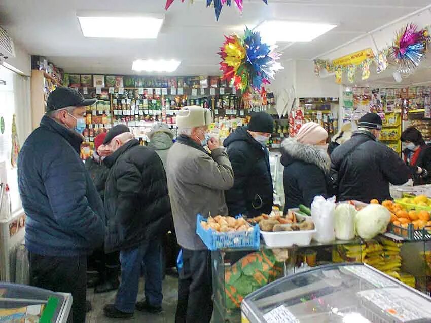 Блокнот камышин новости сегодня. Толпа людей у прилавка. Толпа народа в маленький магазин. Город Камышин магазины. Блокнот Камышин.