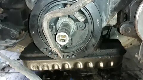 Как отвернуть болт коленвала
