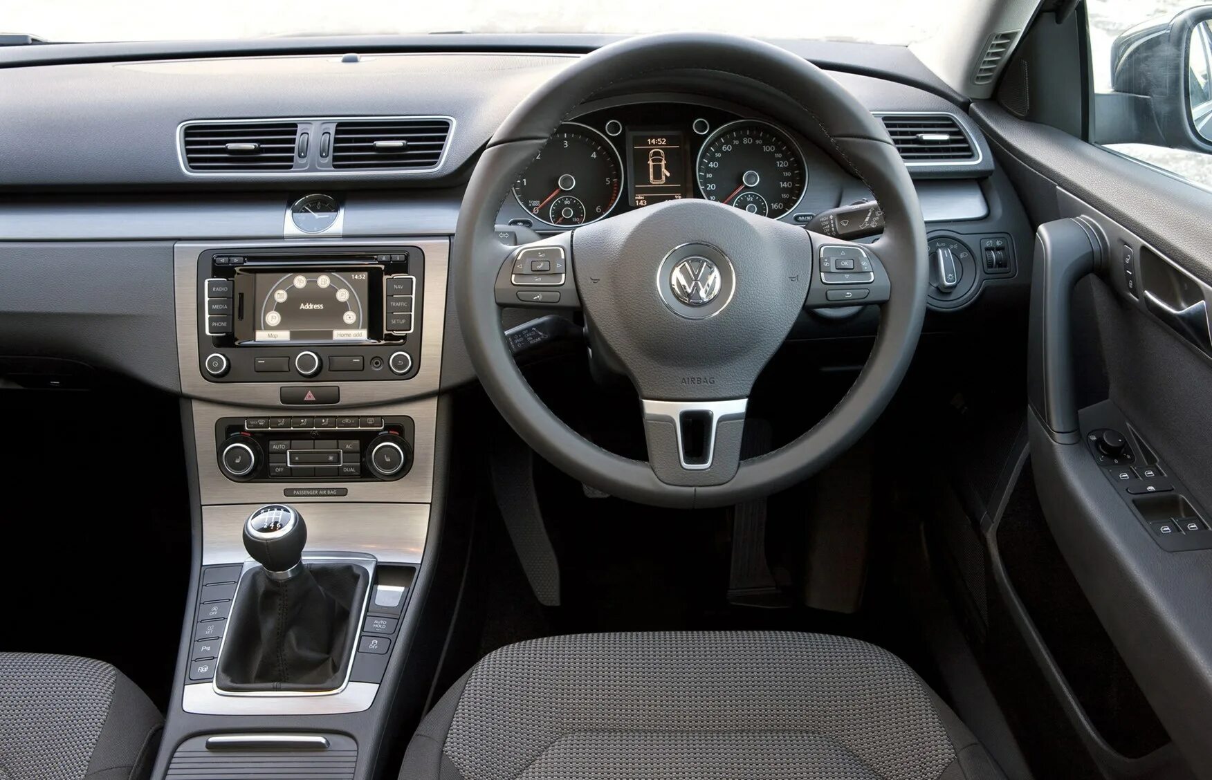 Volkswagen правый руль. VW Passat b7 Interior. Volkswagen Passat b7 салон. Volkswagen Passat b7 максимальная комплектация. Комплектации Пассат б7.